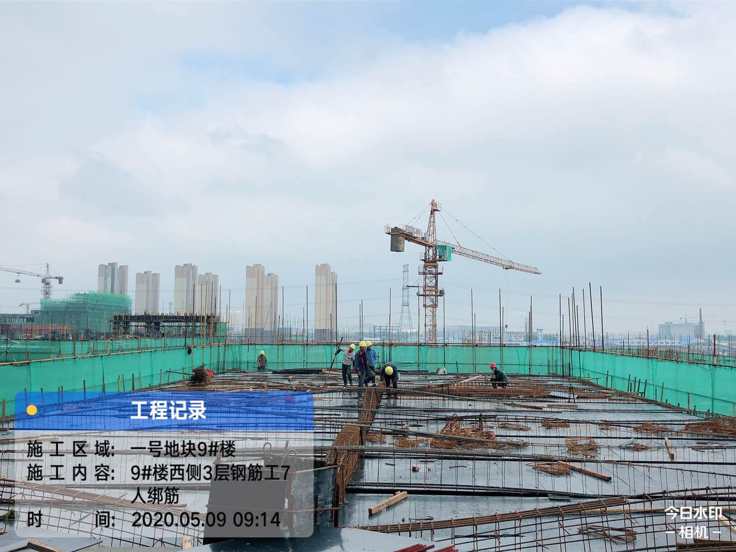 1589009372660186.jpg 1-9#楼西侧三层顶板钢筋绑扎.jpg