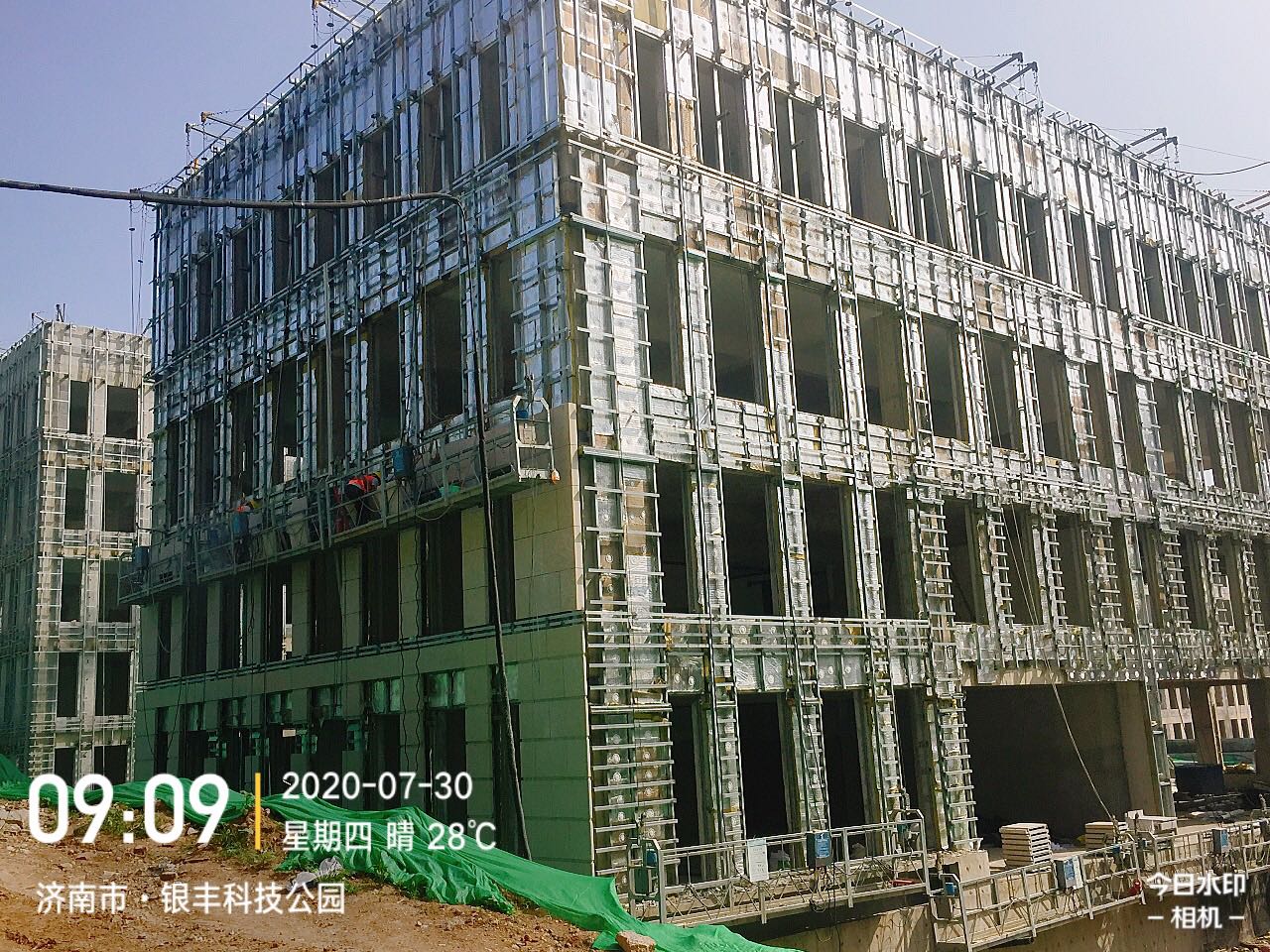 1596424045648420.jpg 5号楼东西立面幕墙石材安装.jpg