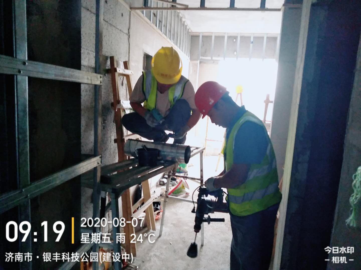 1596787145100520.jpg 14#楼二十四层排油烟管道安装.jpg